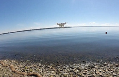 城會玩！加拿大男子成功用無人機釣到魚