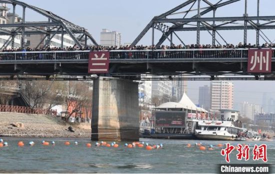 圖為活動(dòng)現(xiàn)場(chǎng)冬泳愛好者表演“漂游”?！钇G敏 攝