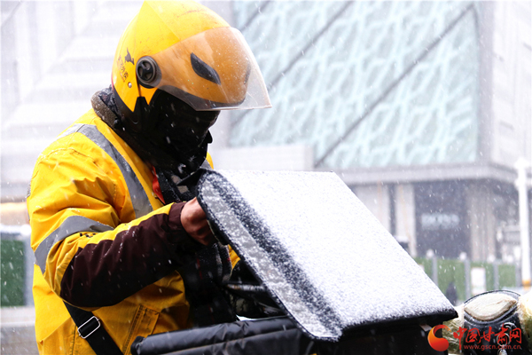 2020年第一場雪巧遇“小寒” 蘭州人請收下?。ńM圖）