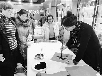 蘭州甘家巷社區(qū)“鼠年納?！彼痛郝?lián)（圖）