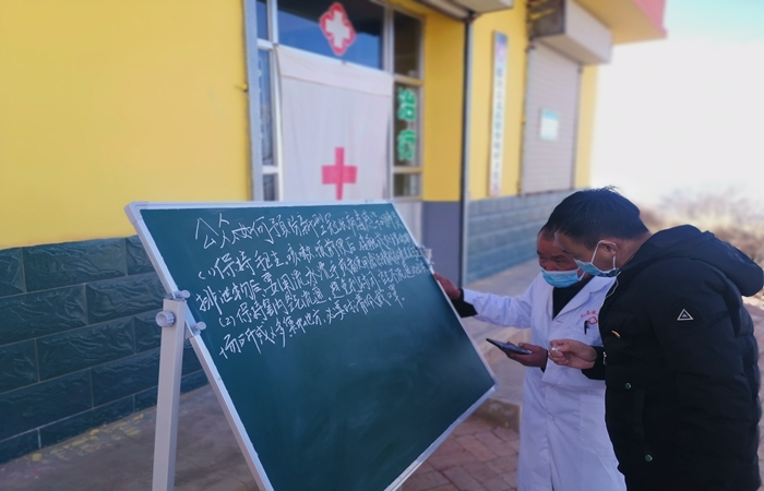 市紀(jì)委監(jiān)委駐村幫扶干部馬維高在村衛(wèi)生室宣傳疫情防控知識。.jpg