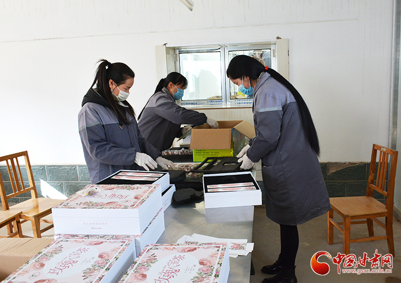 【甘肅全民戰(zhàn)“疫”】瓜州：“扶貧車(chē)間”生產(chǎn)忙