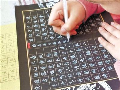驚艷！9歲小女娃手寫(xiě)“印刷體”字帖