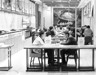 記者上街訪堂食：熟悉的味道正在回來(lái)（圖）