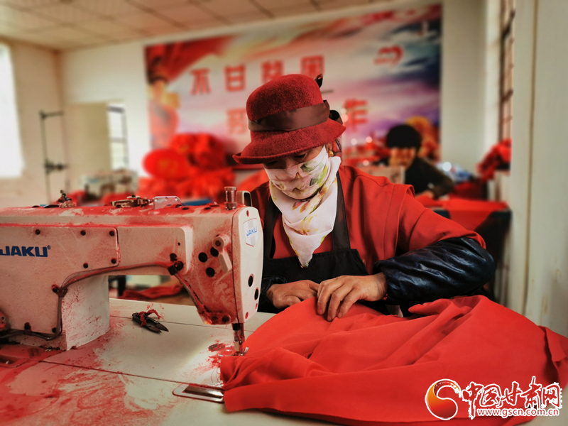 【甘肅省決戰(zhàn)決勝脫貧攻堅(jiān)】巾幗扶貧車(chē)間 莊浪縣吊溝村家門(mén)口的紅火日子