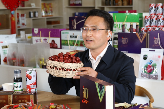 “縣長(zhǎng)直播天團(tuán)”唱響“甘貨春之聲”，售出近30種甘貨1萬(wàn)余件 開(kāi)進(jìn)直播間的網(wǎng)絡(luò)扶貧博覽會(huì)，受百萬(wàn)網(wǎng)友點(diǎn)贊 