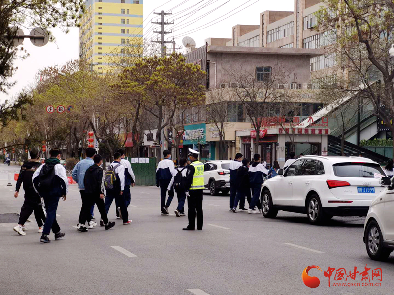 保駕護航！涼州公安交警“護學崗” 撐起“平安傘”