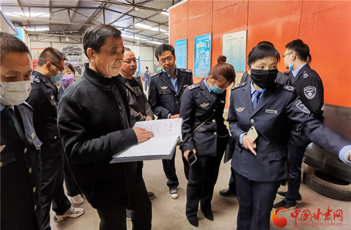 蘭州城關(guān)生態(tài)環(huán)境局開展環(huán)境執(zhí)法幫扶檢查 助力企業(yè)復工復產(chǎn)（圖） 