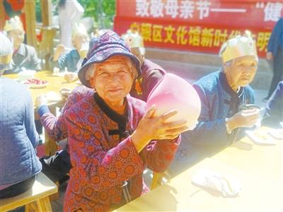 母親節(jié)，白銀“花村”擺了一場“敬老宴”