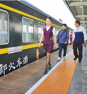 敦煌至隴南“環(huán)西部火車游”專列明日開(kāi)行