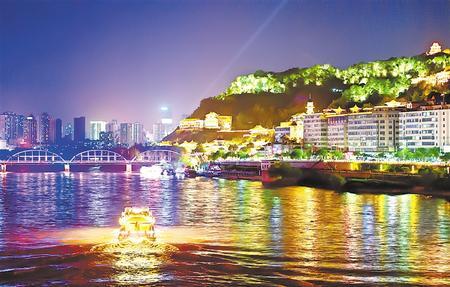 游客乘坐游船觀(guān)賞黃河蘭州段沿線(xiàn)兩岸的燈光夜景