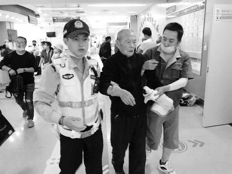 蘭州街頭最美的一次逆行！耄耋老人摔倒街頭 交警的哥合力救助3分鐘