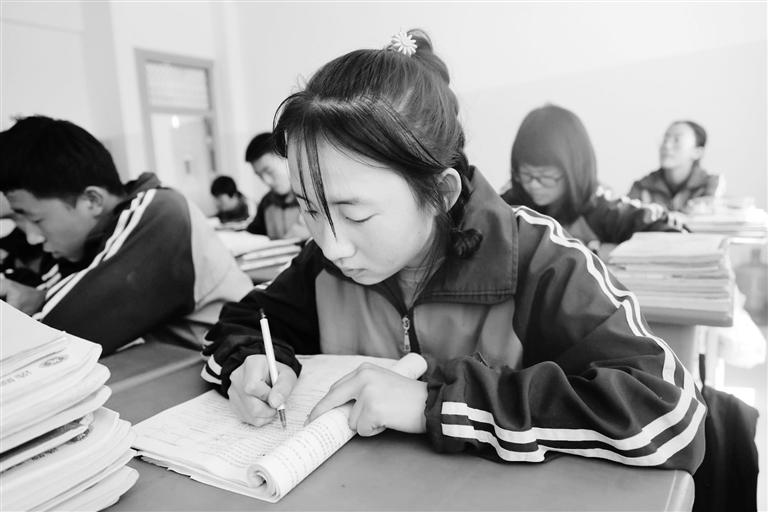 慶陽環(huán)縣這名小姑娘，柔弱肩膀撐起一個大家庭