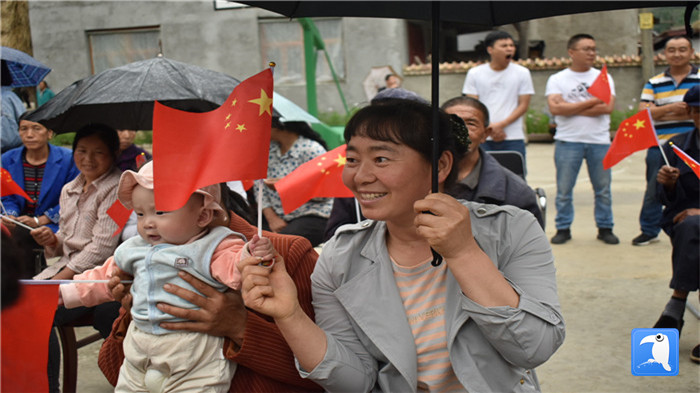 隴南市紀(jì)委監(jiān)委黨員干部與宕昌縣官亭鎮(zhèn)杜家村群眾一起慶祝黨的生日。_副本.jpg