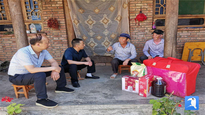 在建黨99周年來(lái)臨之際，隴南市禮縣紀(jì)委監(jiān)委在中壩鎮(zhèn)、三峪鄉(xiāng)開(kāi)展“七一”慰問(wèn)老黨員、困難黨員活動(dòng)，為他們送去組織的關(guān)懷和節(jié)日的問(wèn)候。_副本.jpg