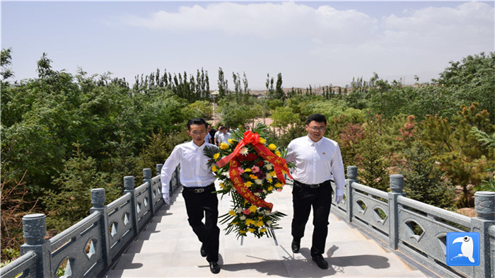 七一”前夕，白銀市紀(jì)委監(jiān)委機(jī)關(guān)黨委組織黨員來(lái)到紅軍西路軍景泰烈士陵園開(kāi)展主題黨日活動(dòng)。 朱鵬拍攝_副本.jpg