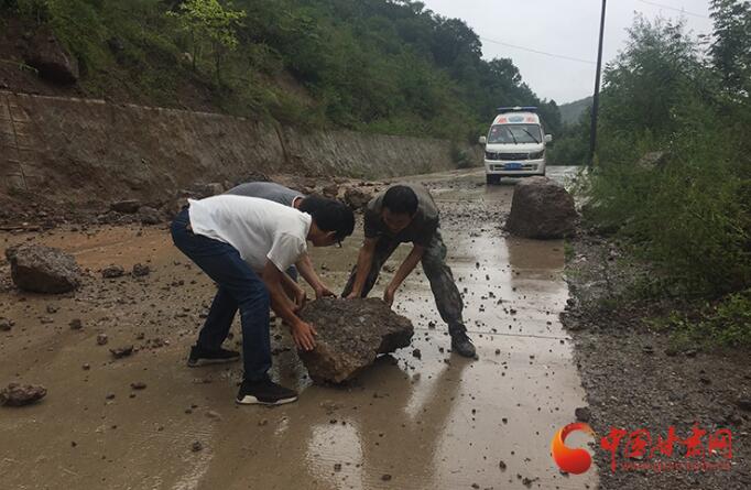 康縣長(zhǎng)壩鎮(zhèn)：鏟車(chē)、120合力“逆行”救援群眾  