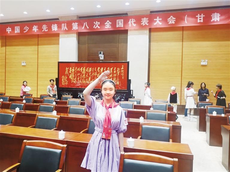 代表蘭州少先隊(duì)員參加全國少代會——這個(gè)小姑娘，攢勁！
