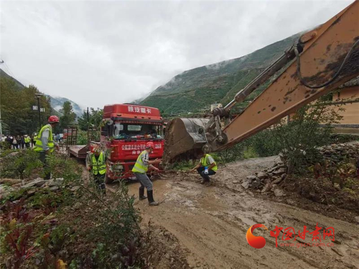 【關(guān)注甘南訊情】齊頭并進 應(yīng)急搶險組全力搶通博峪至曲告納災(zāi)區(qū)主干道