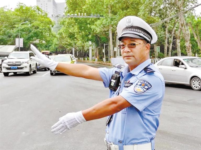 蘭州城關(guān)區(qū)交警大隊(duì)一線老交警馬驍：俯首甘為“老黃?！?>
        </a><em>蘭州城關(guān)區(qū)交警大隊(duì)一線老交警馬驍：俯首甘為“老黃?！?/em></li>
    <li><a  target=