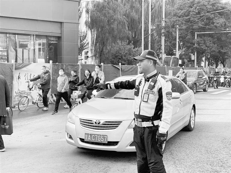 近期蘭州市區(qū)多處路段占道施工，高峰期市民請盡量繞行