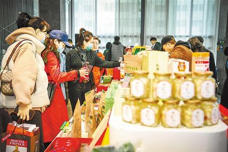 今天，在這里聽榆中的脫貧故事 ——榆中縣“脫貧攻堅宣傳周”發(fā)布活動暨脫貧攻堅主題成就展啟動側(cè)記