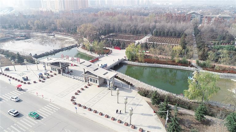 　初冬時節(jié)，臨夏市東郊公園里,楓樹、松柏、云杉等樹木色彩斑斕