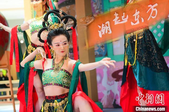 圖為今年9月5日，在重慶亮相的敦煌博物館“潮起東方”主題活動(dòng)現(xiàn)場(chǎng)。敦煌博物館供圖