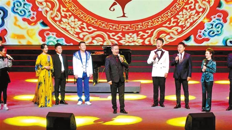 閻維文率弟子來蘭演出 鮮花獻(xiàn)給環(huán)衛(wèi)工