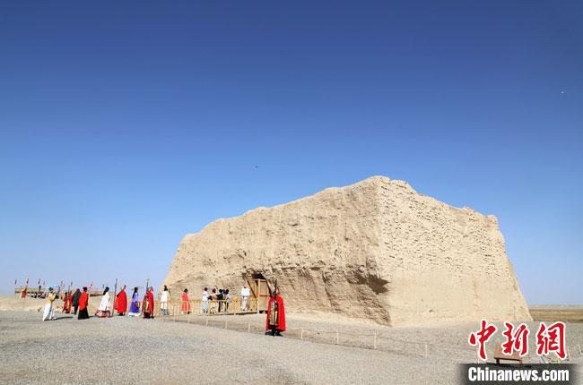 數(shù)十位身著古裝的女性通過體驗賞漢舞、習(xí)漢禮、吟誦詩詞等中華傳統(tǒng)文化，再現(xiàn)古絲綢之路的繁華盛景?！⊥踺?攝