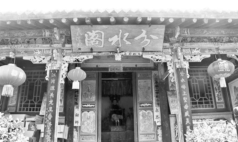 秦嶺鎮(zhèn)分水閣，一屋檐水分江河 這里可看水系奇觀，可賞連翹花海