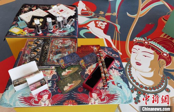 60余類敦煌主題的文創(chuàng)產(chǎn)品讓人愛不釋手?！《∷?攝