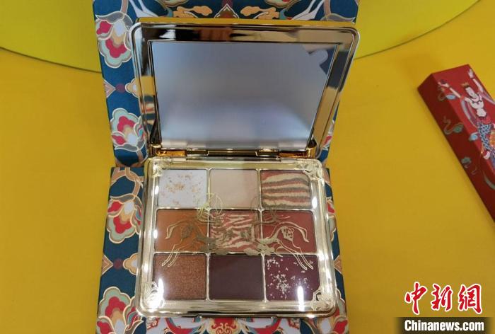 圖為取材壁畫色彩的敦煌美妝?！《∷?攝