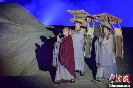 圖為演出現(xiàn)場，該劇獨(dú)創(chuàng)360度旋轉(zhuǎn)并前后移動(dòng)觀眾席，顛覆傳統(tǒng)劇場舞臺表演模式。　王斌銀 攝