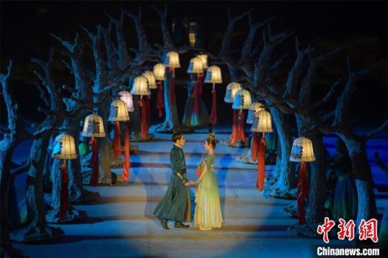 圖為全新升級《敦煌盛典》，新增戰(zhàn)馬、燈籠矩陣，以及最新聲、光、電硬件設(shè)施?！⊥醣筱y 攝