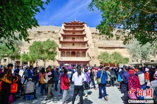 中國農(nóng)歷四月初八，敦煌民眾傳承歷史習(xí)俗，前往莫高窟燒香禮佛、祈福。(資料圖) 王斌銀 攝