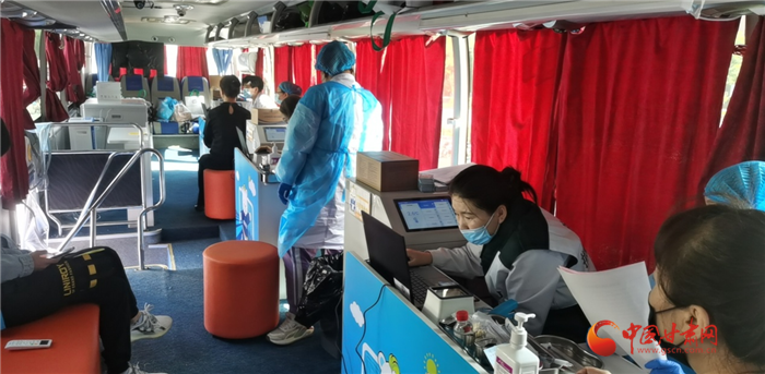 蘭州市城關(guān)區(qū)流動(dòng)疫苗接種車來了 機(jī)動(dòng)靈活隨到隨打（圖）