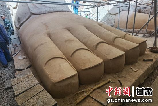圖為中國(guó)“石窟鼻祖”天梯山石窟第13窟大佛足部與局部危巖體搶救性保護(hù)項(xiàng)目施工現(xiàn)場(chǎng)。陳曉斌 攝