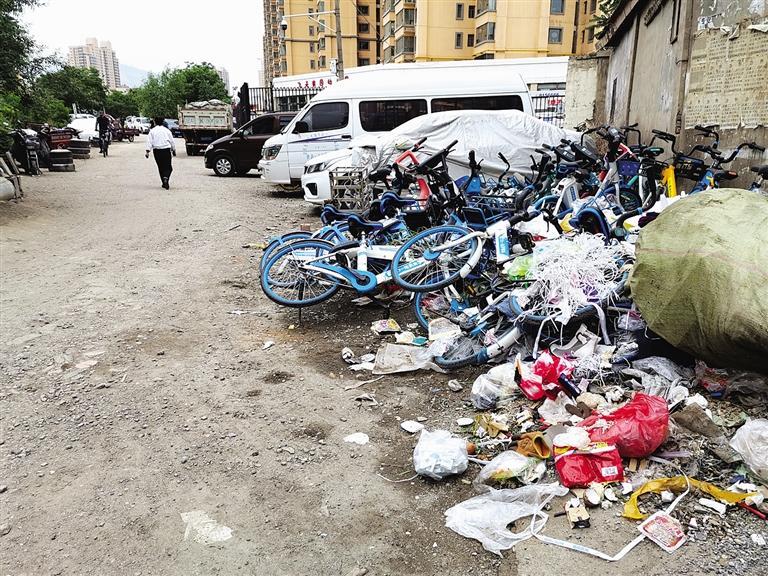 百米土路臟亂差，誰來管？經(jīng)記者協(xié)調(diào)，社區(qū)組織志愿者進(jìn)行了清理