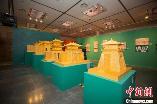 圖為呈現(xiàn)敦煌壁畫中的建筑和園林之美的復(fù)原模型。(資料圖) 敦煌研究院供圖