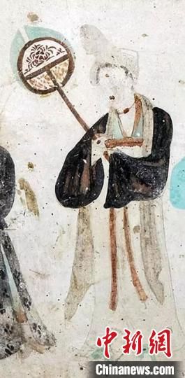 “一把小扇在手，笑對仲夏酷暑?！眻D為莫高窟第468窟《執(zhí)團扇女供養(yǎng)人》(中唐)?！《鼗脱芯吭汗﹫D