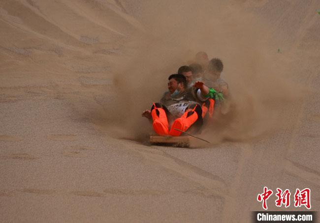 6月13日，敦煌鳴沙山月牙泉景區(qū)舉辦滑沙比賽?！●T豆 攝