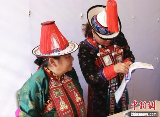圖為用活態(tài)傳習的模式促進裕固族非物質(zhì)文化遺產(chǎn)的保護傳承。　史靜靜 攝