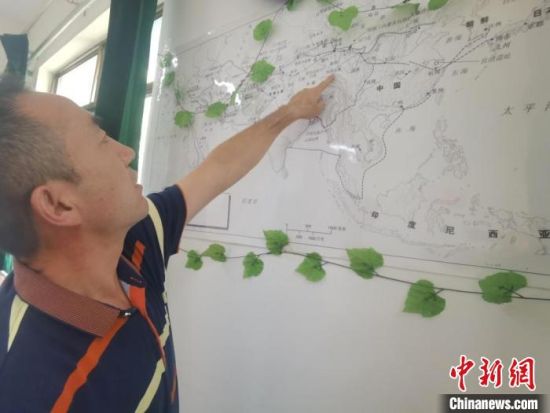 圖為甘肅省社會科學院絲綢之路研究所所長侯宗輝指出《絲綢之路古文明》課題組考察線路?！￠Z姣 攝