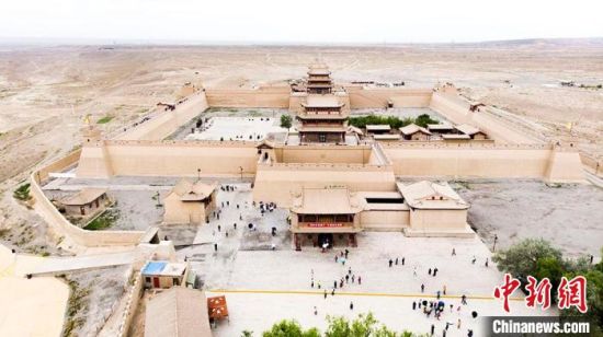 圖為7月中旬，世界文化遺產(chǎn)——嘉峪關(guān)，它是中國(guó)明代萬(wàn)里長(zhǎng)城的西端起點(diǎn)?！「哒埂z