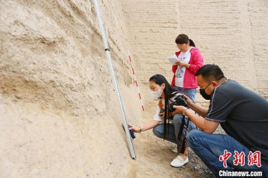 科技保護(hù)讓長(zhǎng)城價(jià)值的真實(shí)性和完整性得到有效延續(xù)和傳承。圖為文物工作者正在測(cè)量關(guān)城的相關(guān)數(shù)據(jù)?！「哒?攝