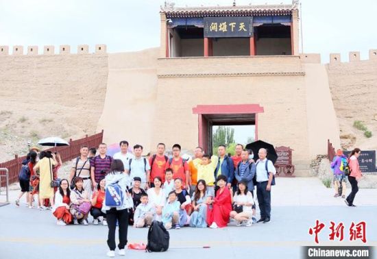 歷經(jīng)數(shù)十載保護(hù)修繕的古老關(guān)城得以延年益壽，成為了海內(nèi)外游客“絲路游”的必經(jīng)打卡地?！「哒?攝