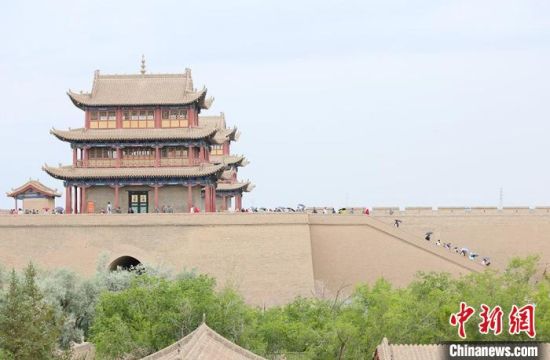 歷經(jīng)數(shù)十載保護(hù)修繕的古老關(guān)城得以延年益壽，成為了海內(nèi)外游客“絲路游”的必經(jīng)打卡地?！「哒?攝