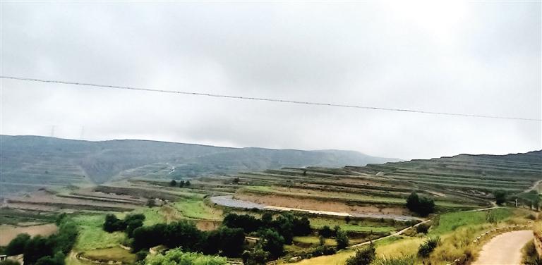 蘭州市榆中縣加快推進高標準農田和高效節(jié)水項目建設 整零成片 黃土梁實現(xiàn)機械化耕種