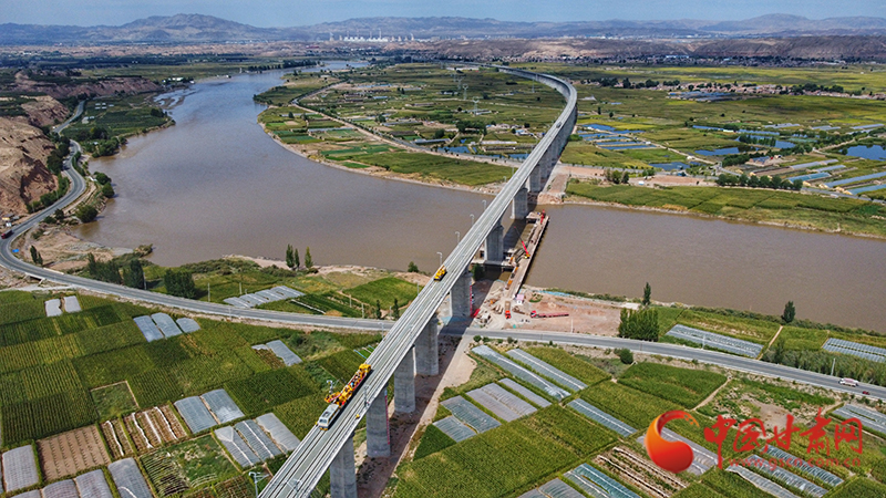 【隴拍客】直擊現(xiàn)場！看中蘭鐵路首條接觸網(wǎng)導線如何架設